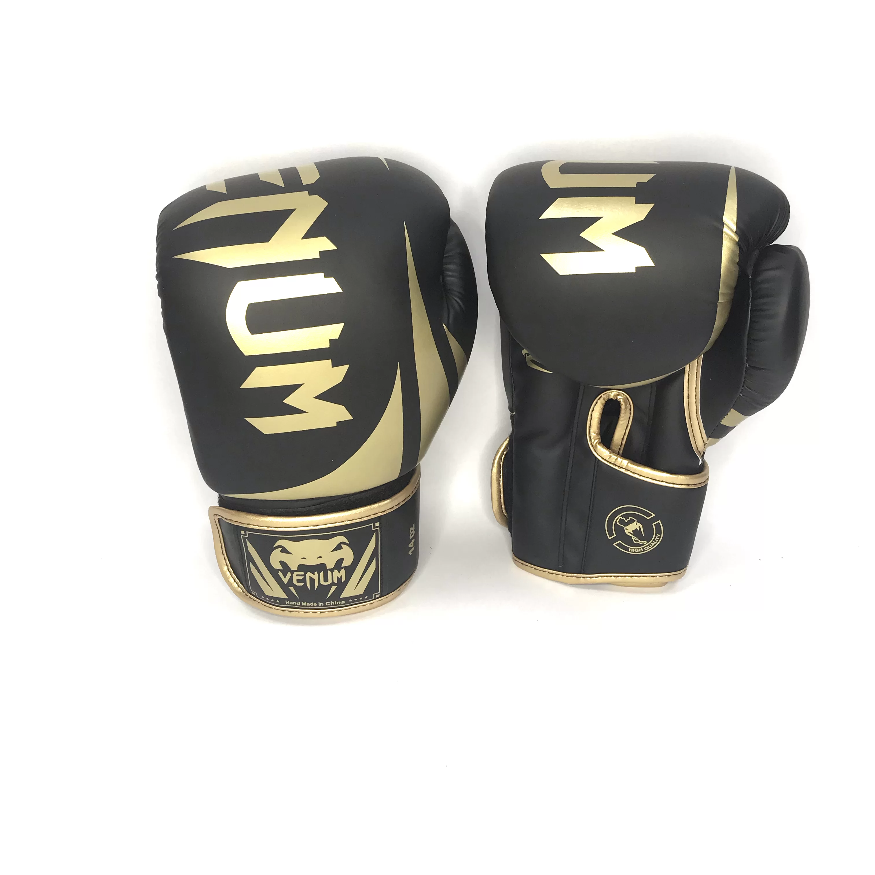 Реальное фото Перчатки боксерские Venum черно-золотой  кож/зам от магазина СпортСЕ
