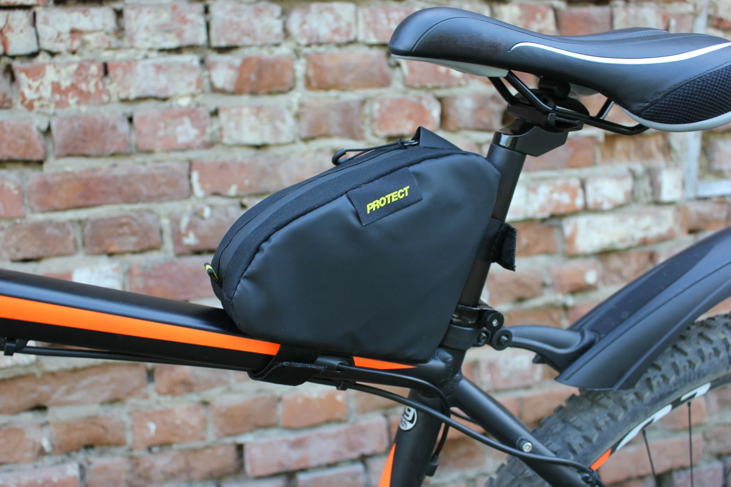 Реальное фото Велосумка на раму Protect 15х15х5см аптечка  серия Bikepacking черный 555-692 от магазина СпортСЕ