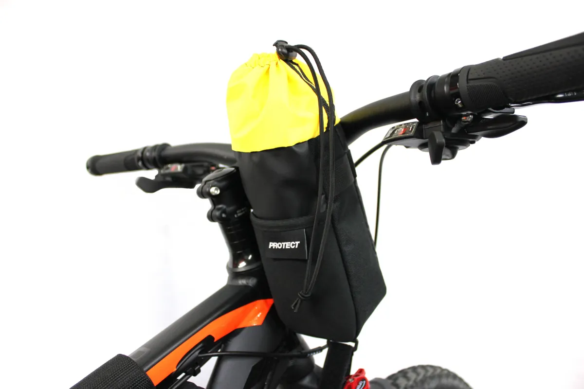 Реальное фото Велосумка на руль Protect 28х19х7см Feedbag серия Bikepacking правая/левая черный 555-676 от магазина СпортСЕ